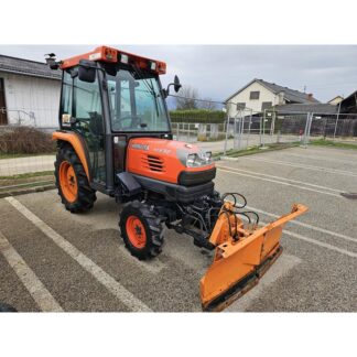 Vermietung von Kubota Traktor mit Vario Schneepflug , Schmalspurtraktor ideal für Weinbau, Kommunalarbeiten Winterdienst; Schneeräumung und vieles mehr Agrarfahrzeug
