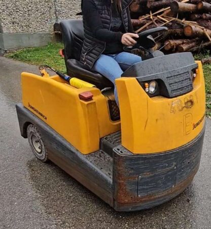 Schlepper, voll funktionsfähig, mit Dreieckzugdeichsel und Anhängerkupplung